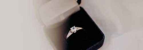 Cómo ganar dinero vendiendo anillos de compromiso de diamantes