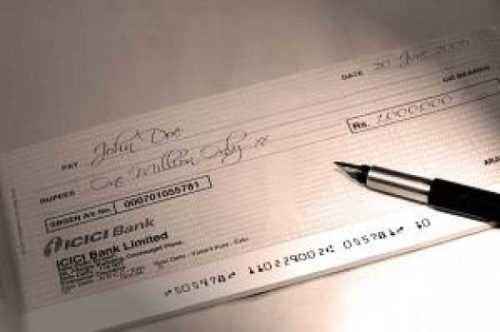 Firma del contrato de póliza de seguro Cheques de debida diligencia
