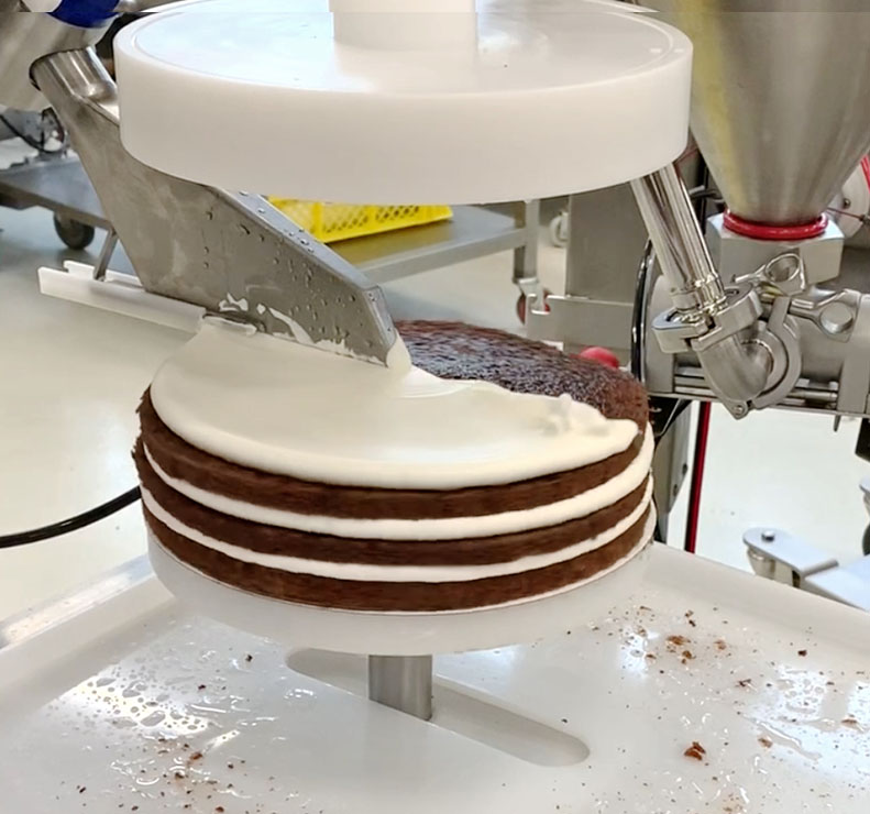 Cómo se hacen los pasteles rellenos.  Línea de producción de tortas automatizada