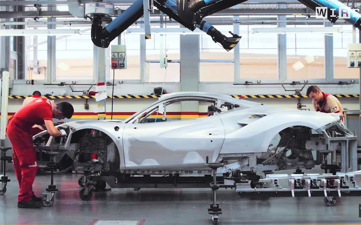 Dentro de la fábrica más exclusiva de Ferrari Construyendo superdeportivos a mano - Línea de producción de Ferrari