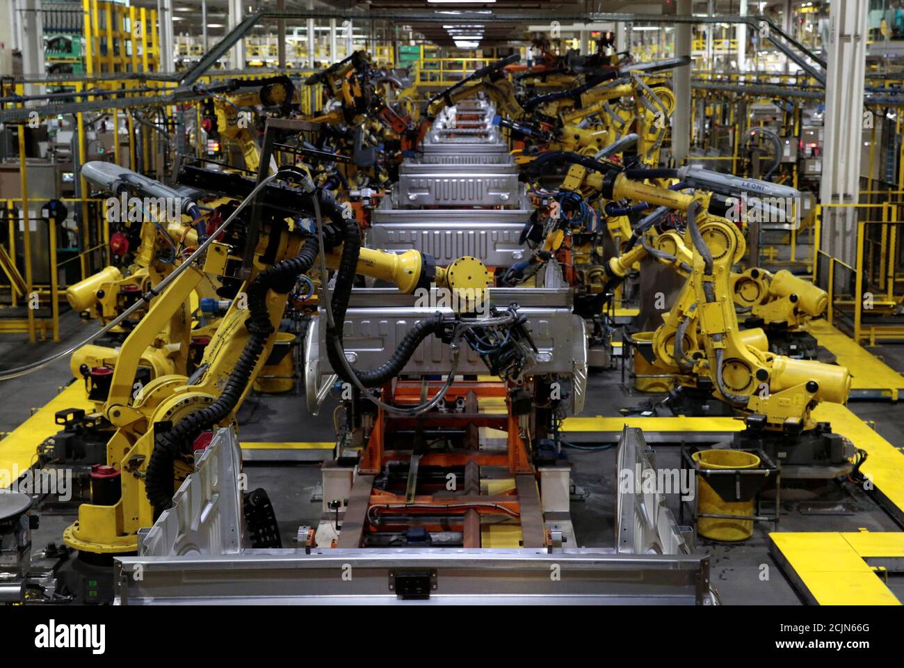 Línea de producción masiva de camiones DODGE RAM en fábrica de EE. UU.