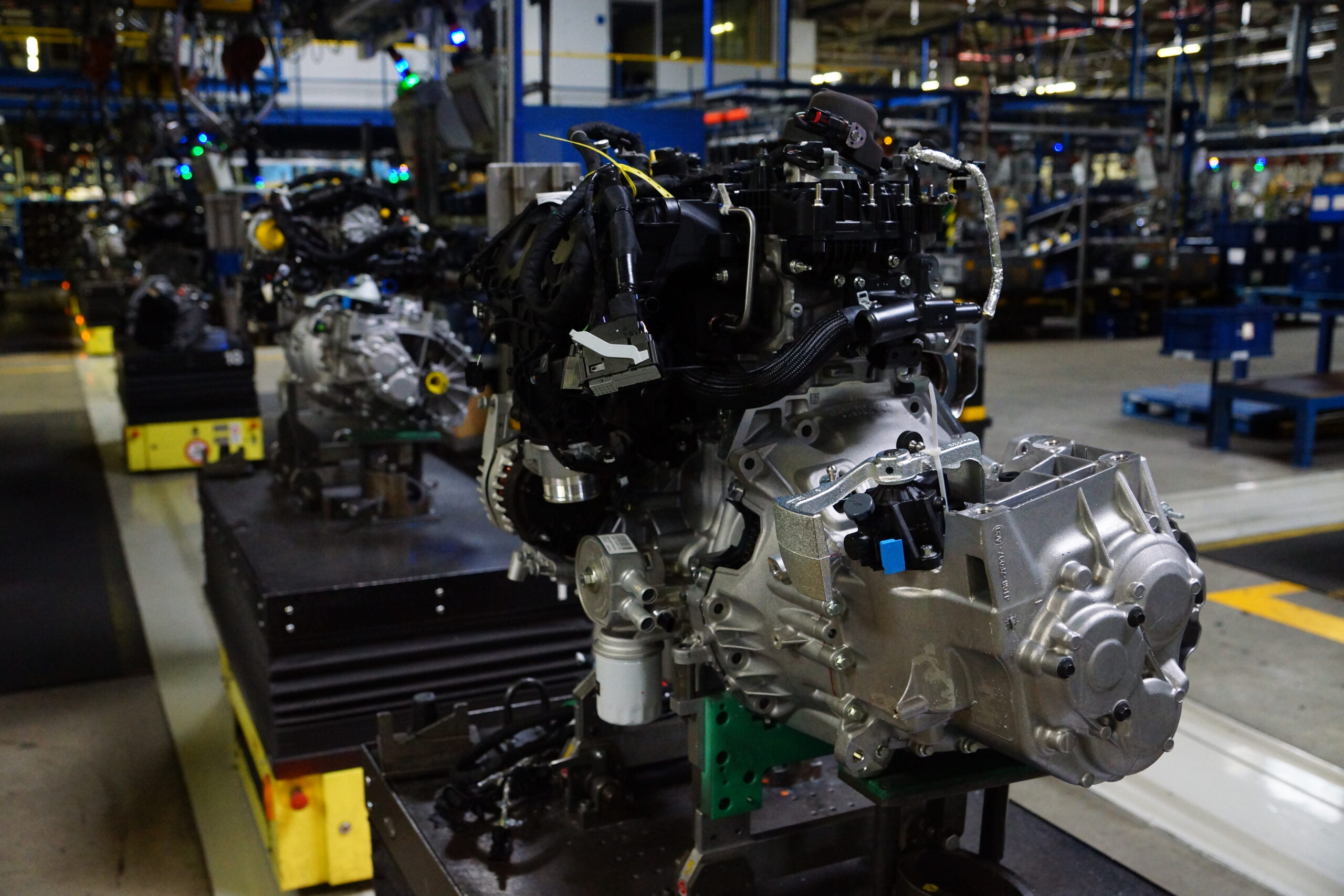 MOTOR V8 - Línea de montaje de producción de fábrica de automóviles