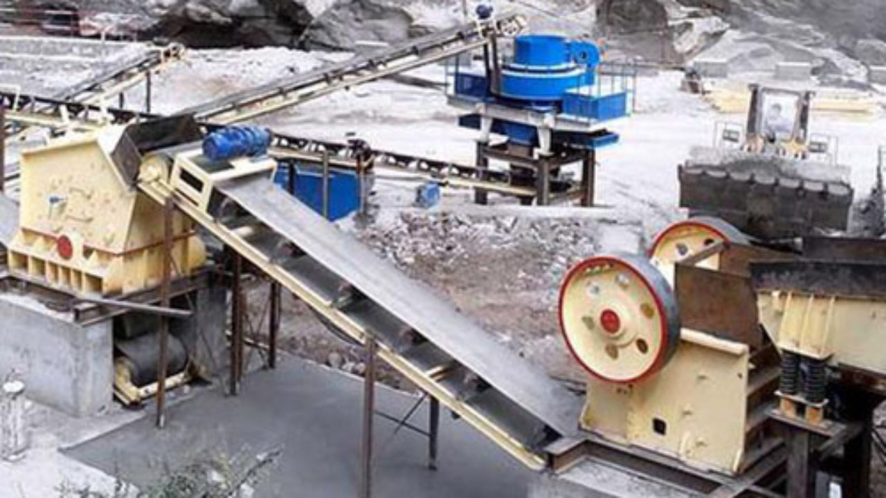 Trituradora de cono y lavadora de arena en la línea de producción de trituración de piedra